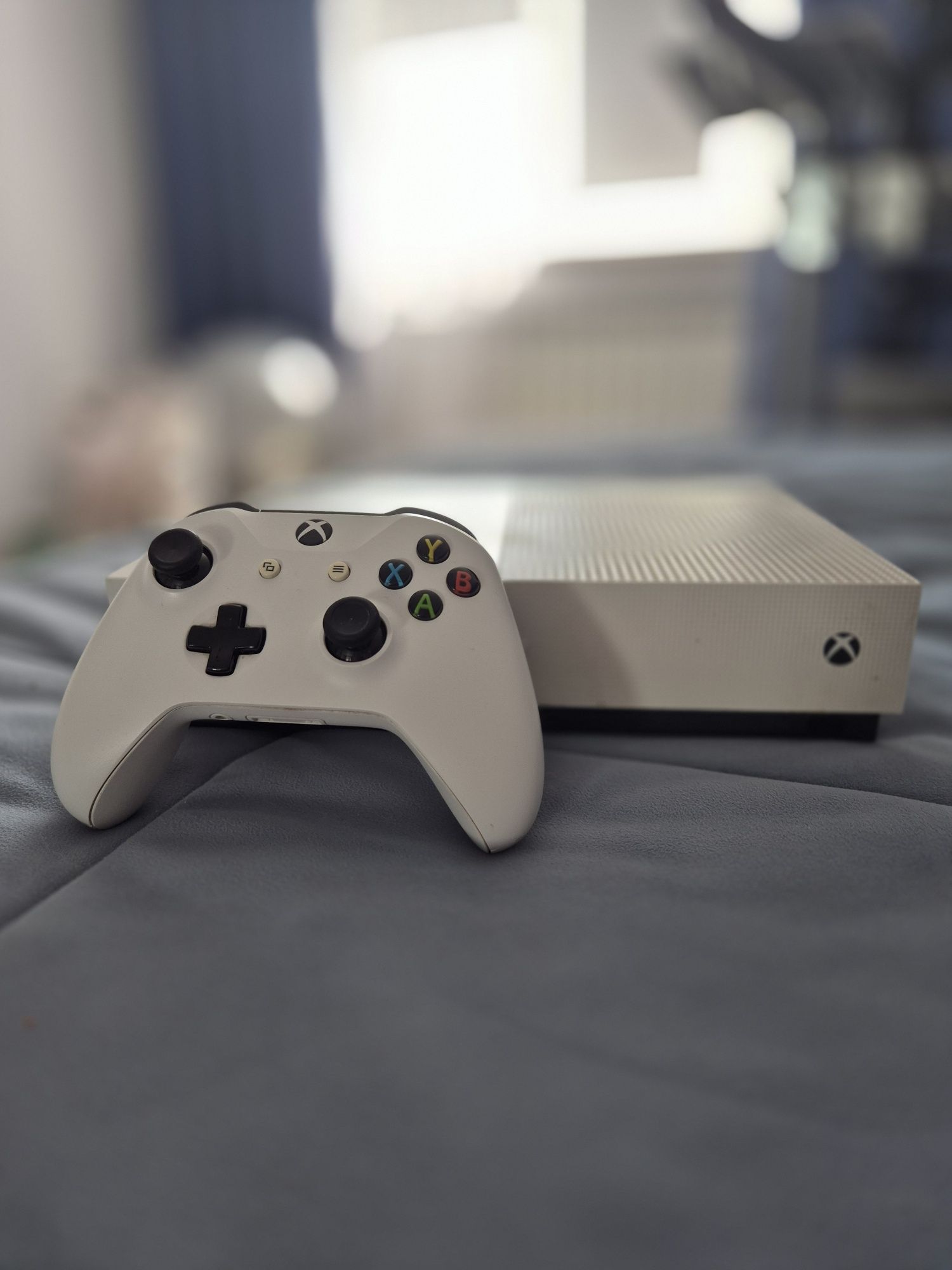 Продам игровую приставку Xbox one