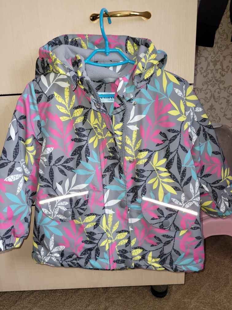Продам демисезонный костюм.