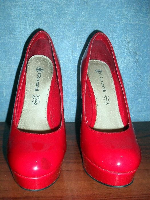 ПРОДАМ ЖЕНСКИЕ ТУФЛИ T. TACCARDI на шпильке ! Красные. Лакированные.