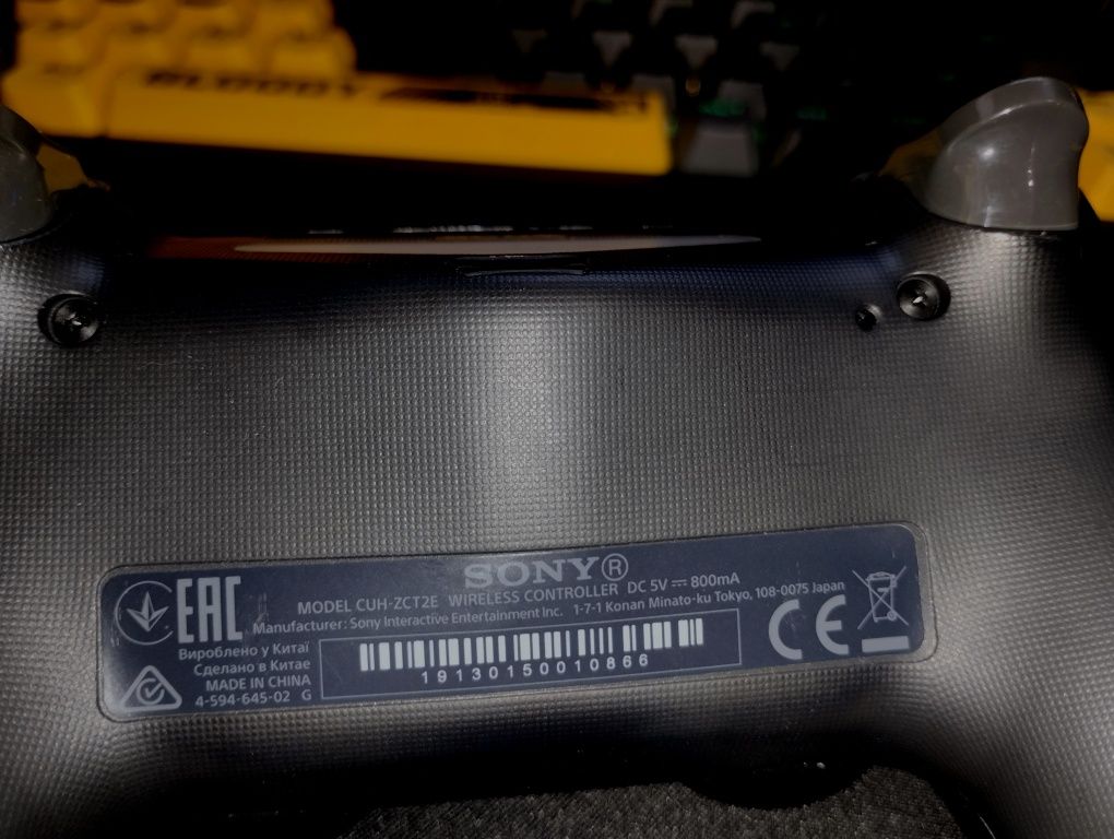 Продам оригинальный DUALSHOCK 4 V2