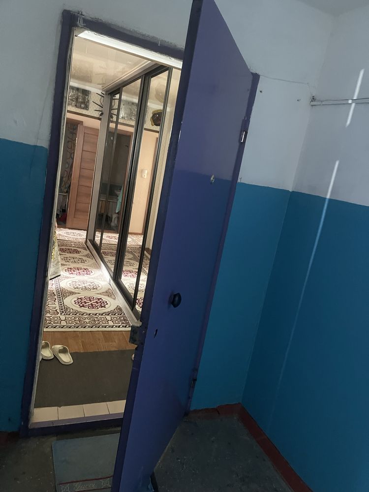 Продает дверь СССР