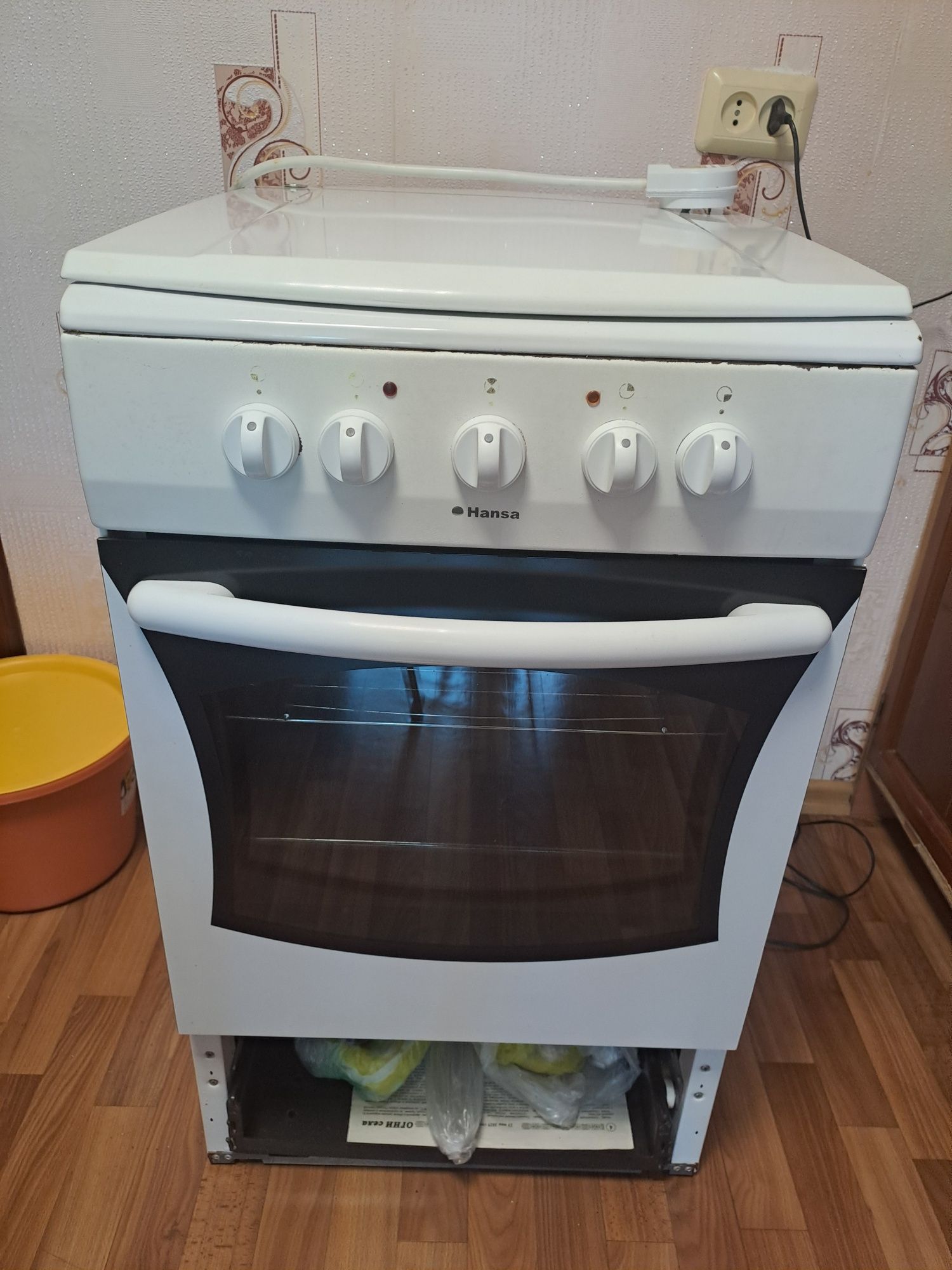 Продам электроплиту Hansa