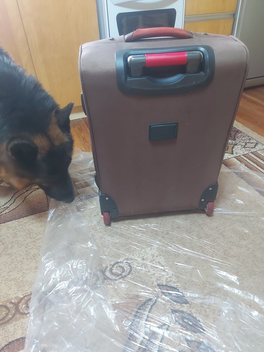 Продам чемодан средний