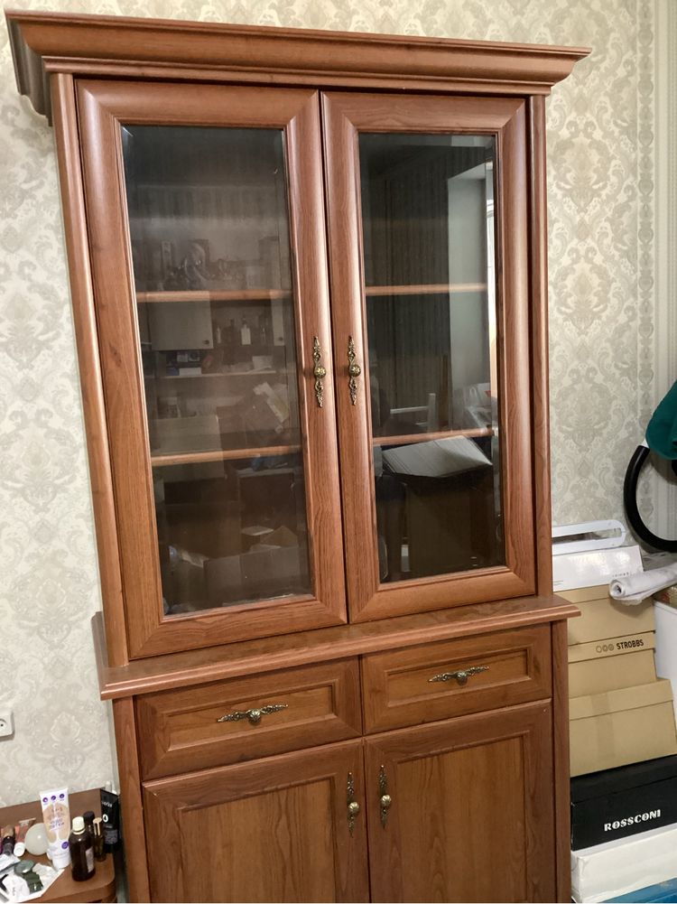 Шкаф под книги и посуды . Высота 200 см. Ширина 98 см. Состояние новог