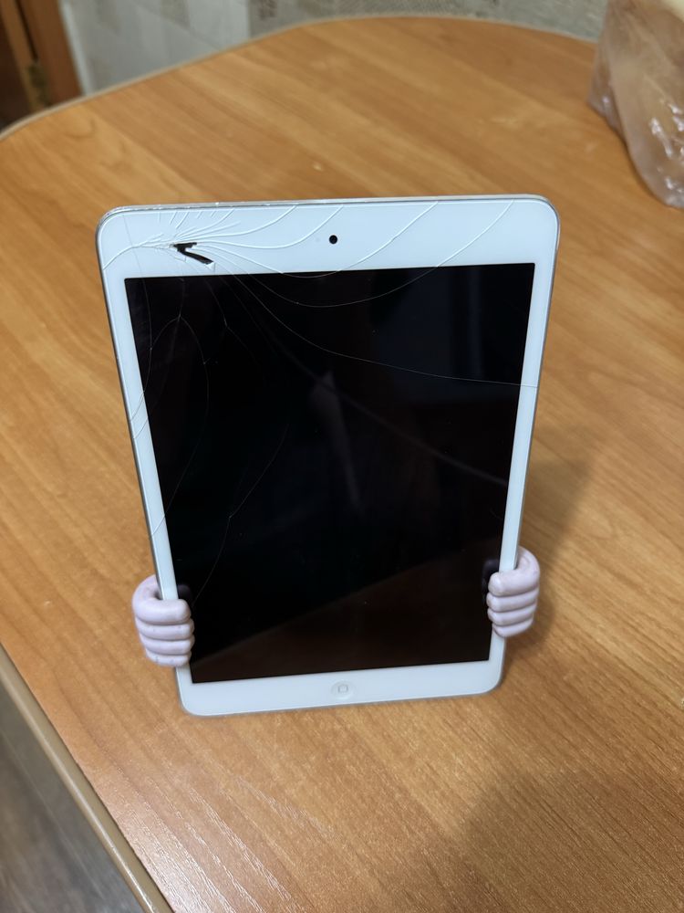 Планшет iPad mini Retina