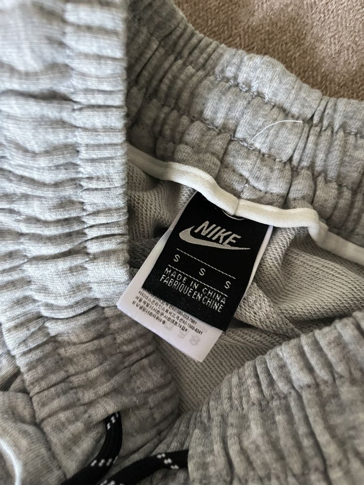 продаю новый найк теч флис трико новый версия (nike tech fleece)