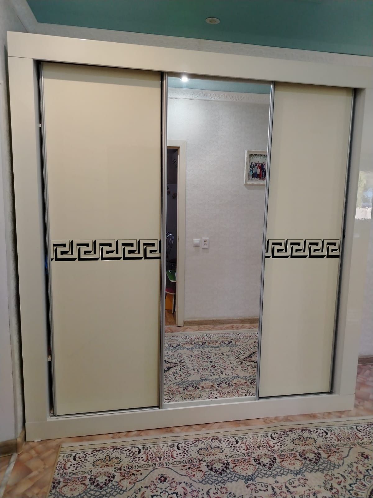 Продается почти новый шкаф купе