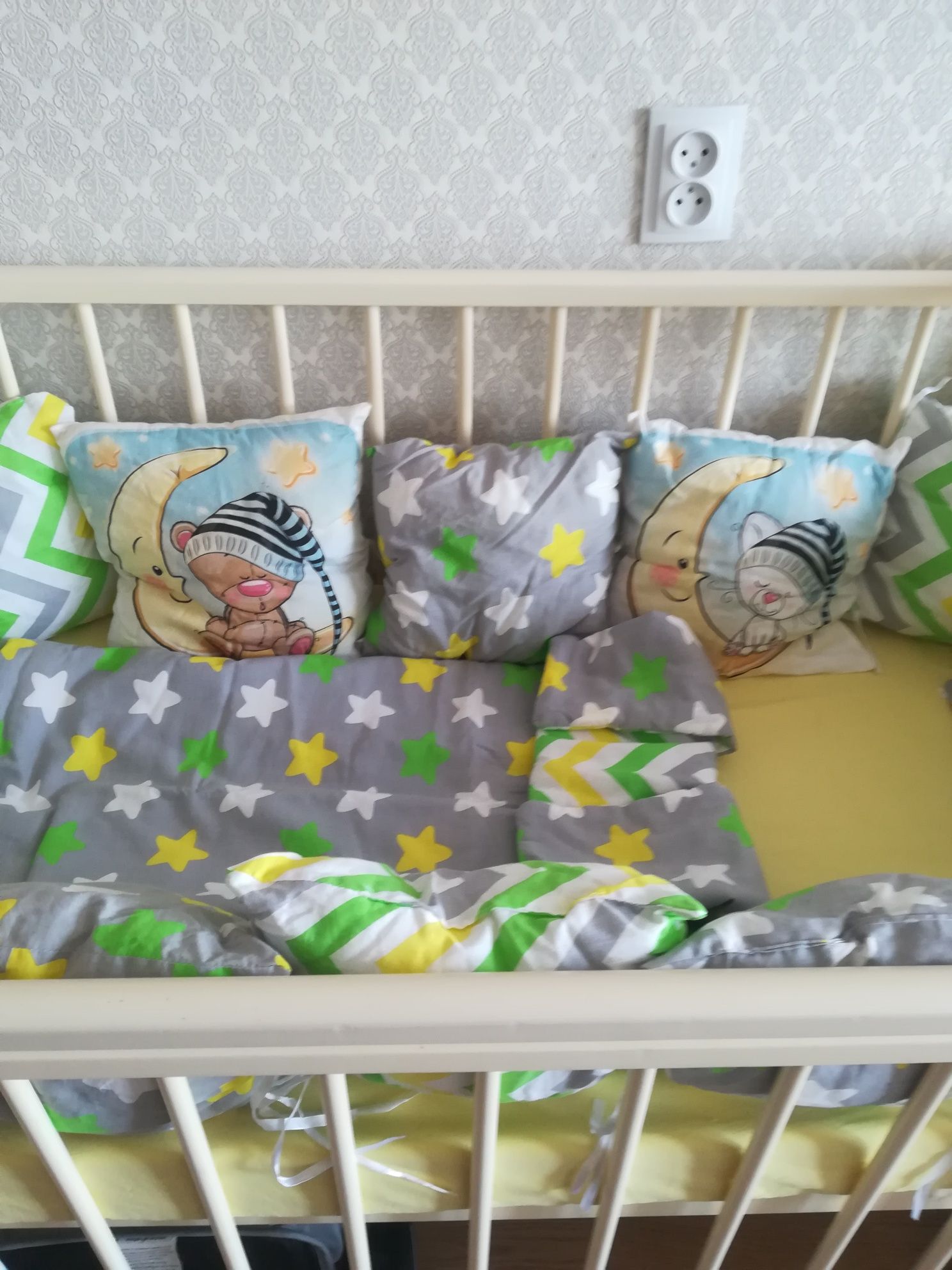 Продам бортики в детскую кроватку.
