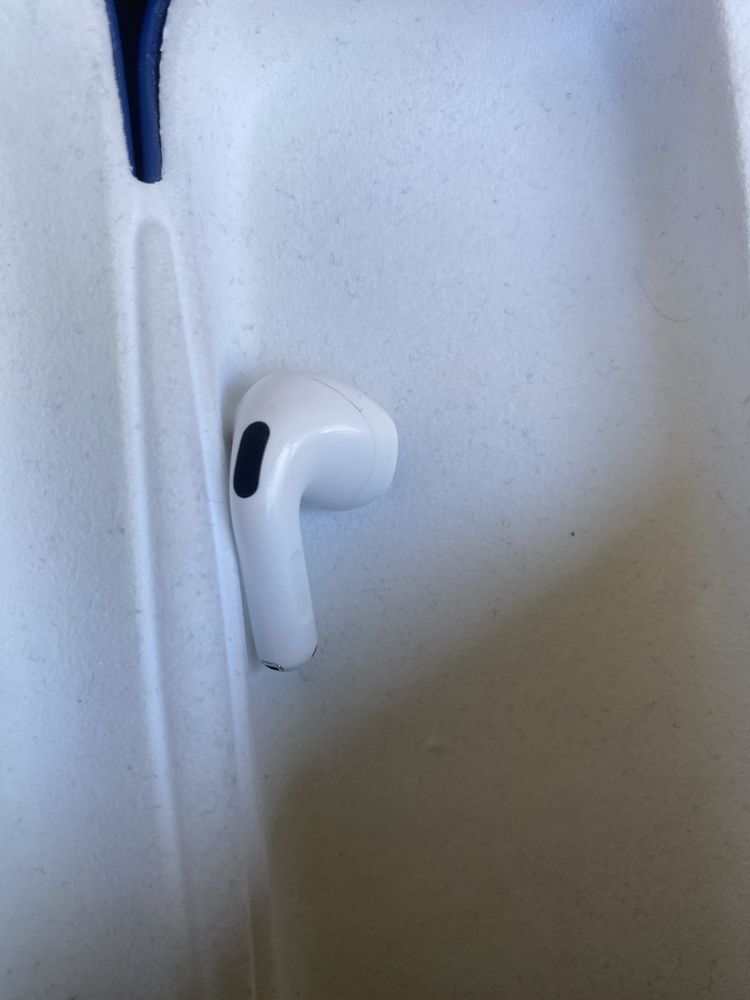 Airpods 4 правое ухо