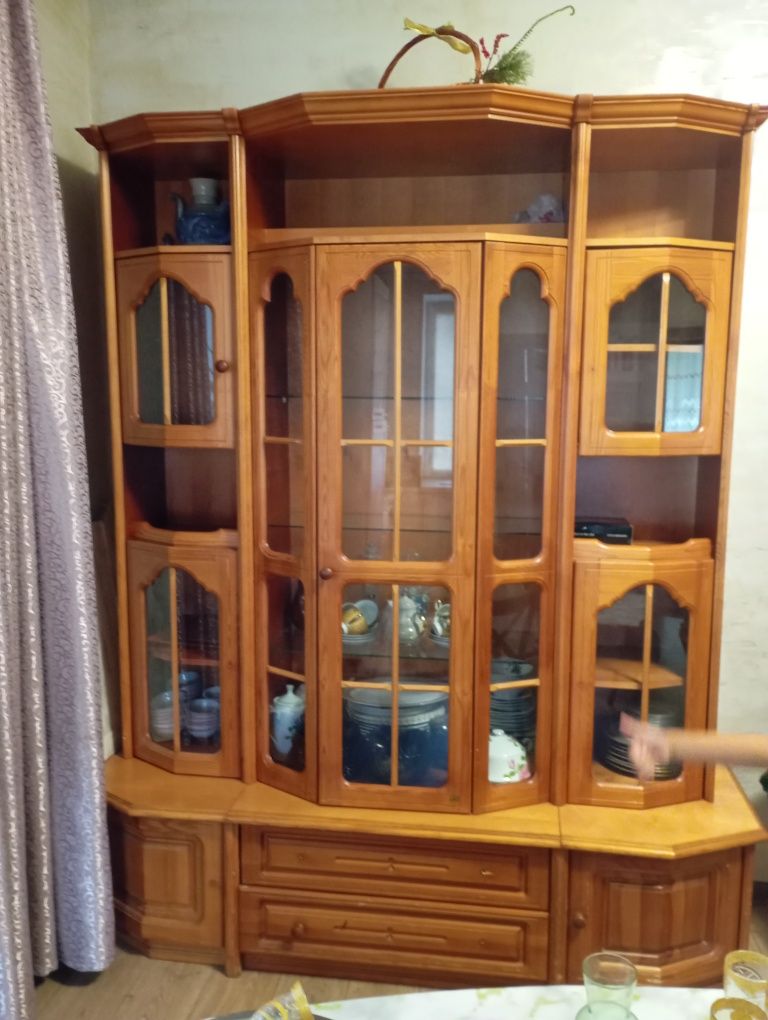 Продам сервант ,
