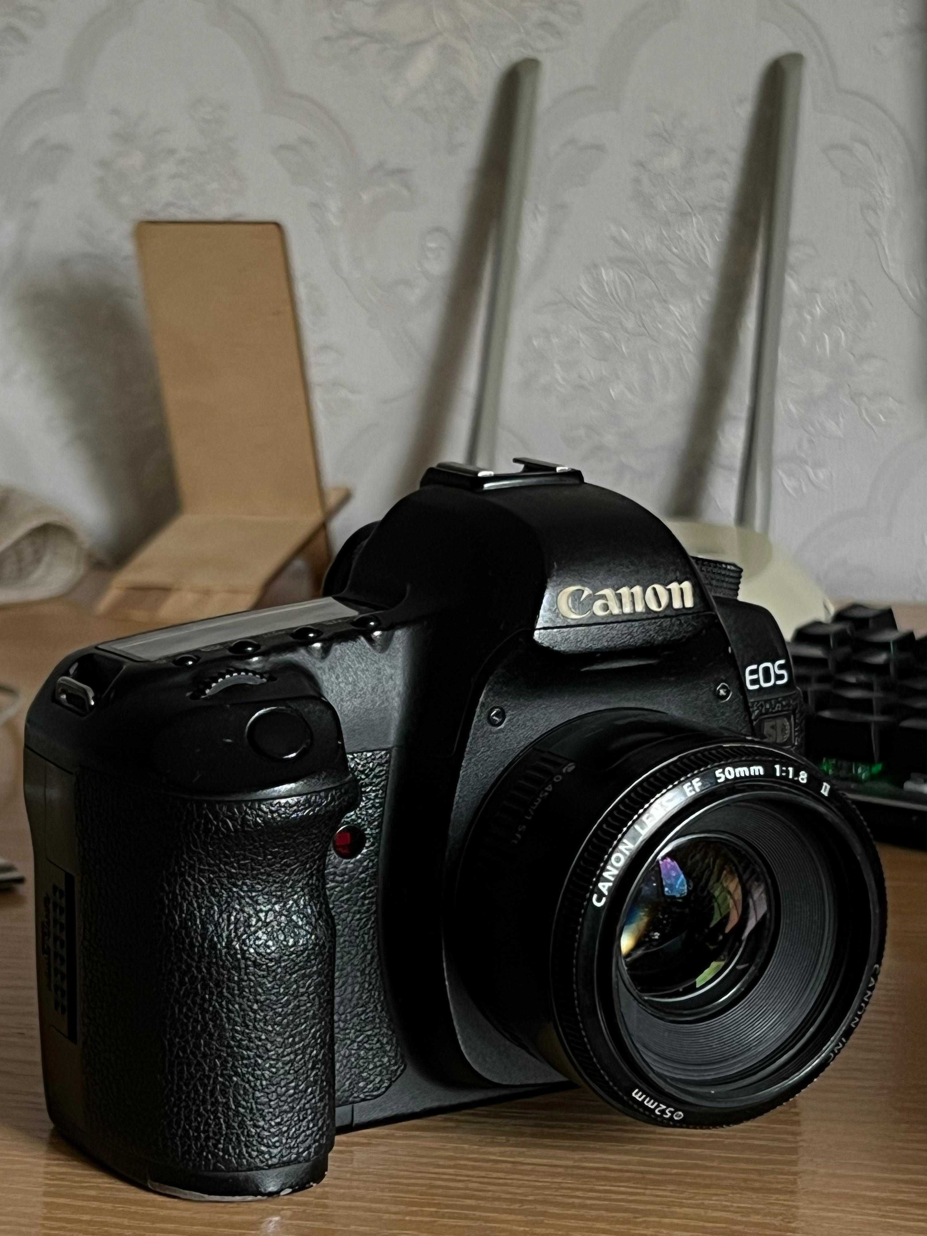 Зеркальная камера Canon 5D Mark 2 объектив Canon EF 50 mm 1.8