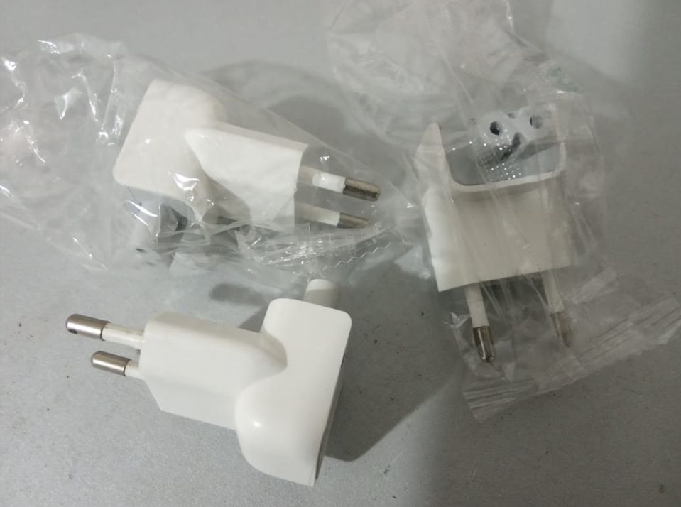 для MACBOOK - зарядка блок питания .
