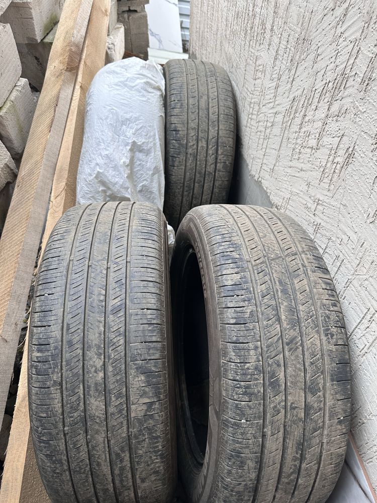 235 55 R 19 Почти новые Летни покрышки