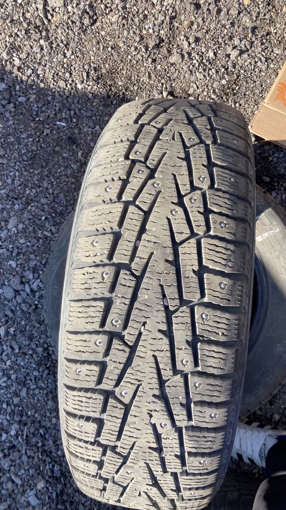 Продам зимние шины с шипами 4 штуки 215/60/16
