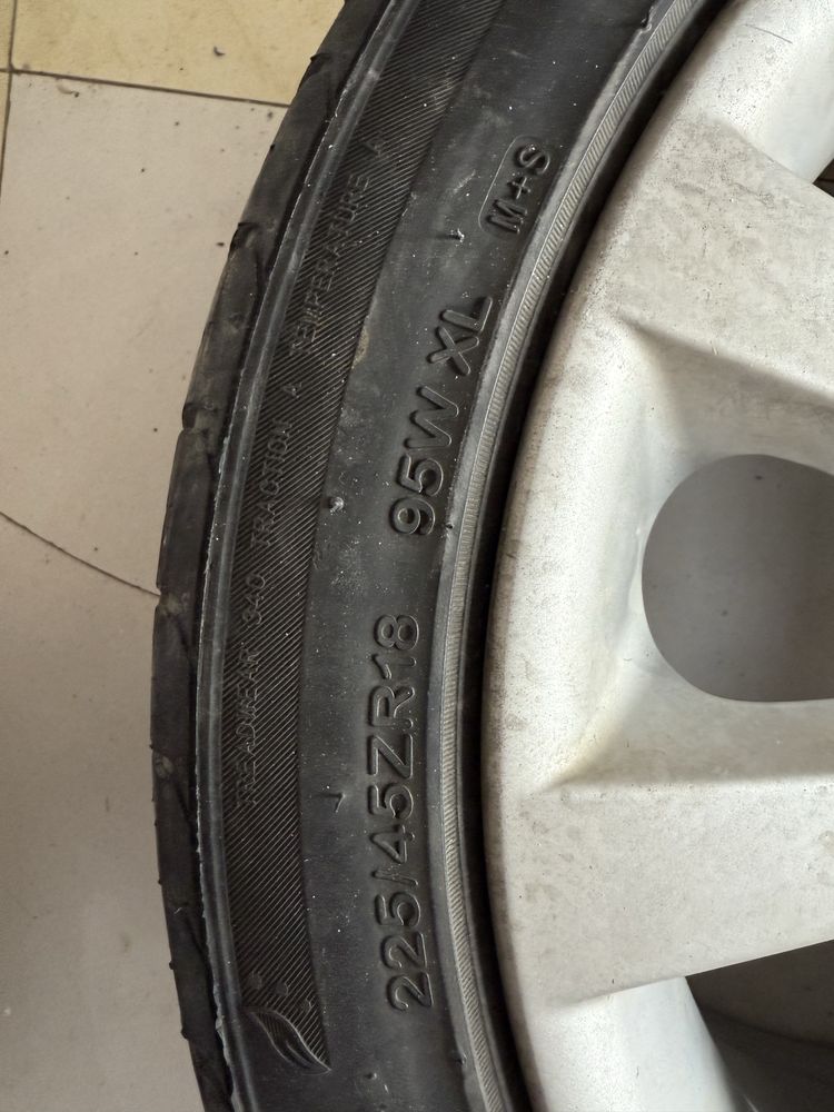 Продам диск с шиной марки БМВ 225/45/18, 1 штук