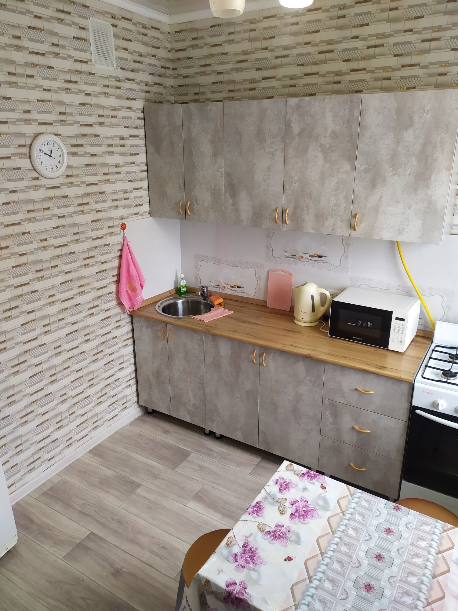 Сдается посуточно 1-кв,9 мкр,14 дом, 1этаж.12000