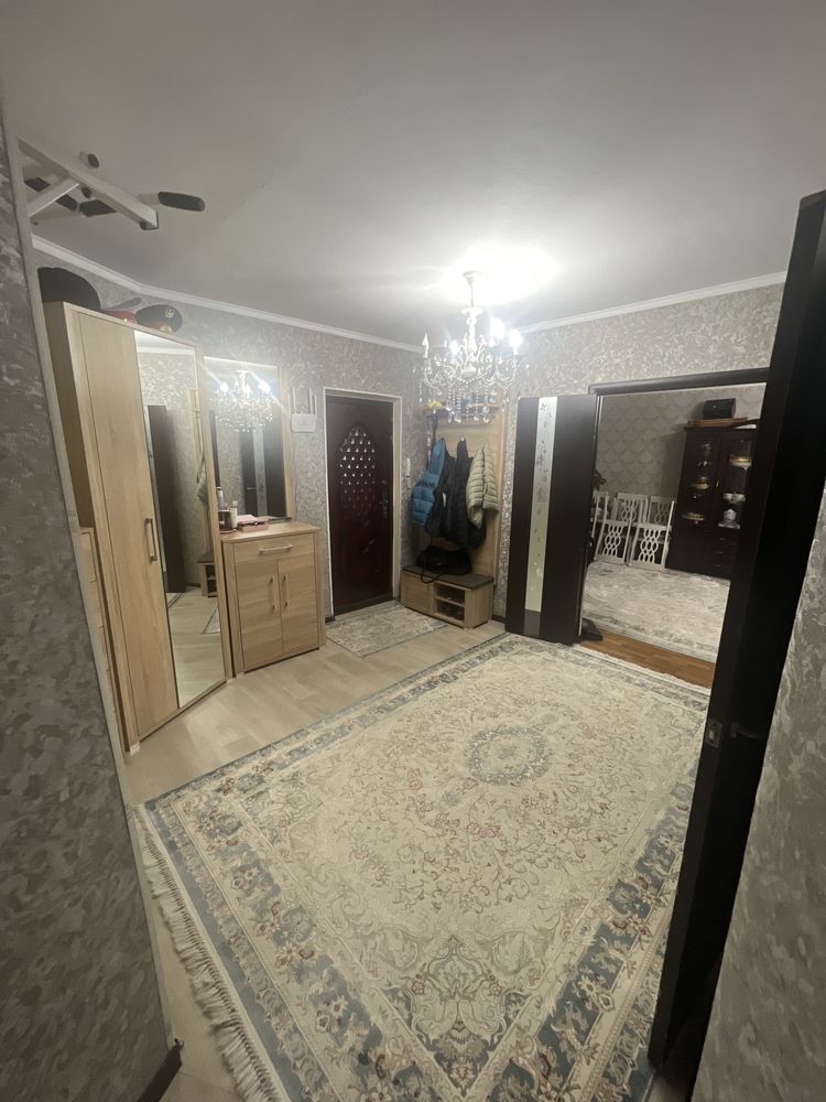 Продам квартиру трехкомнатную