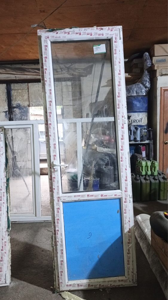 Дверь пластиковая со стеклом