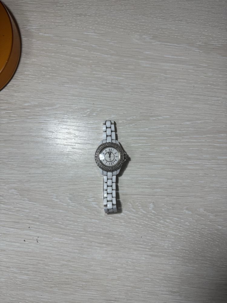 Продам  часы.  Шанель. В идеальном  состоянии .керам,  ремешок