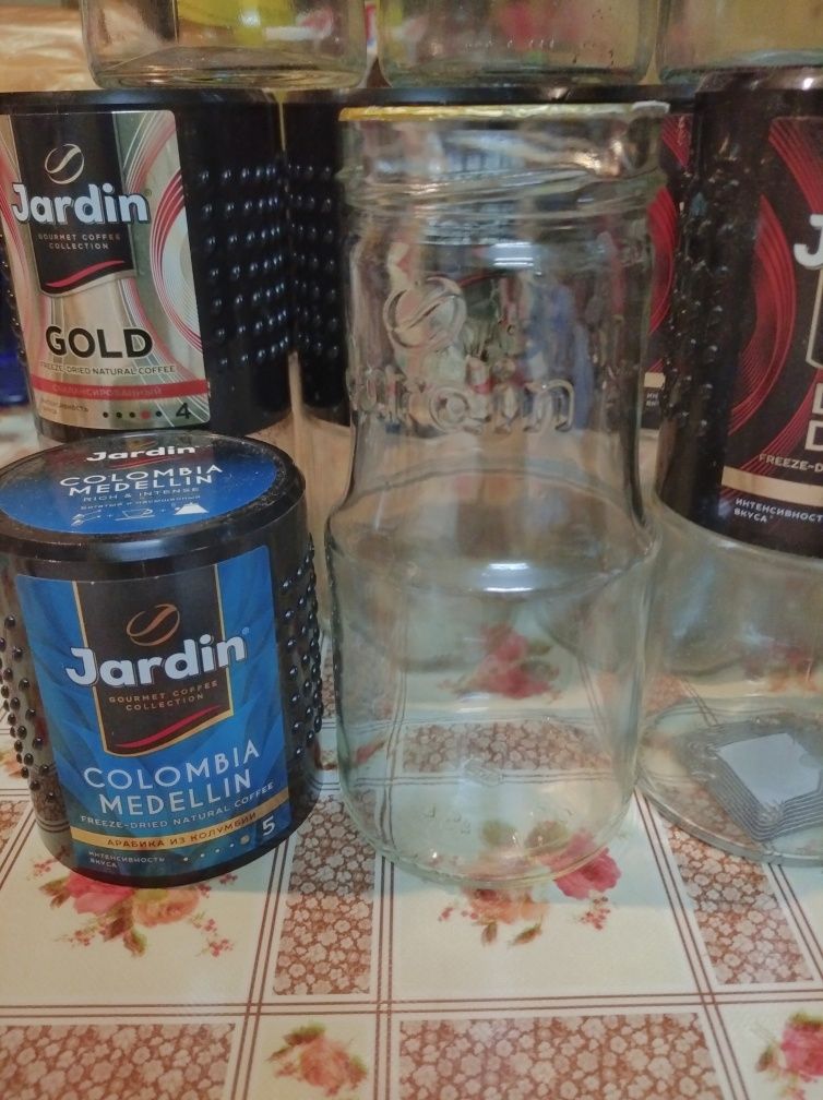 Продаю банки стеклянные ёмкость 0,5 литра из под кофе.