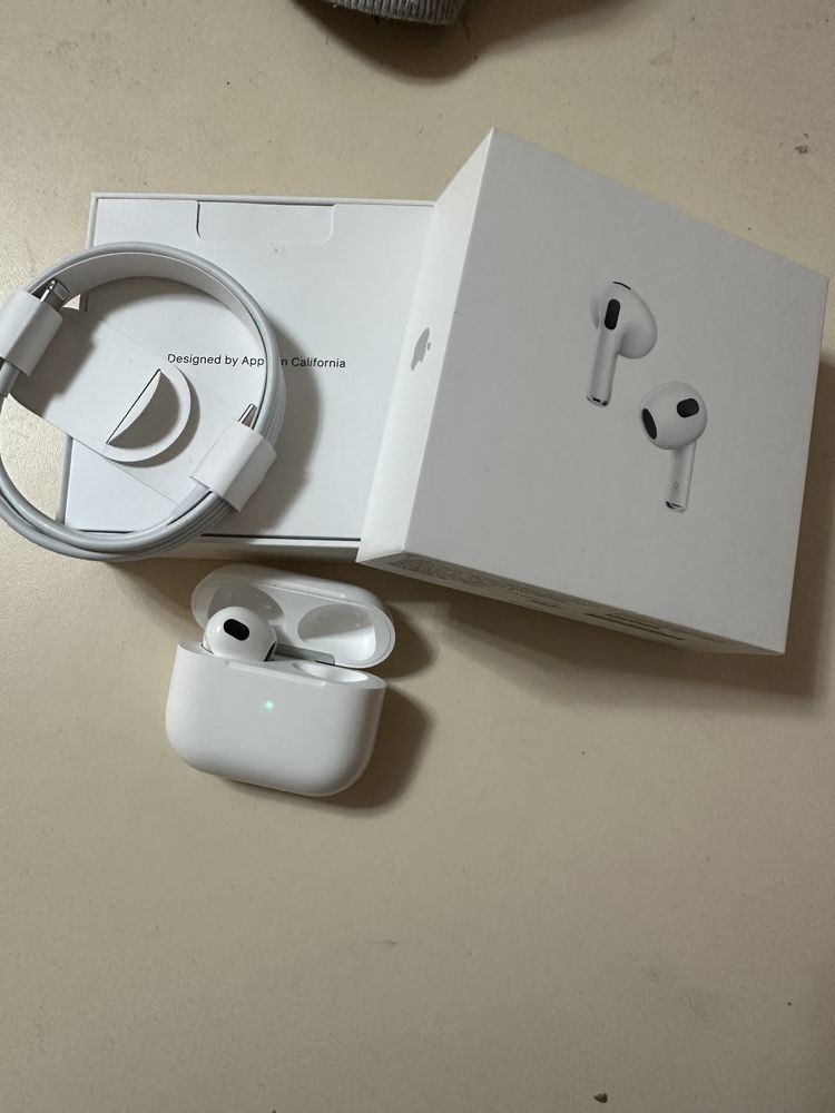 Наушники AirPods 3, с гарантией на год, выпал правое ухо, комплектация