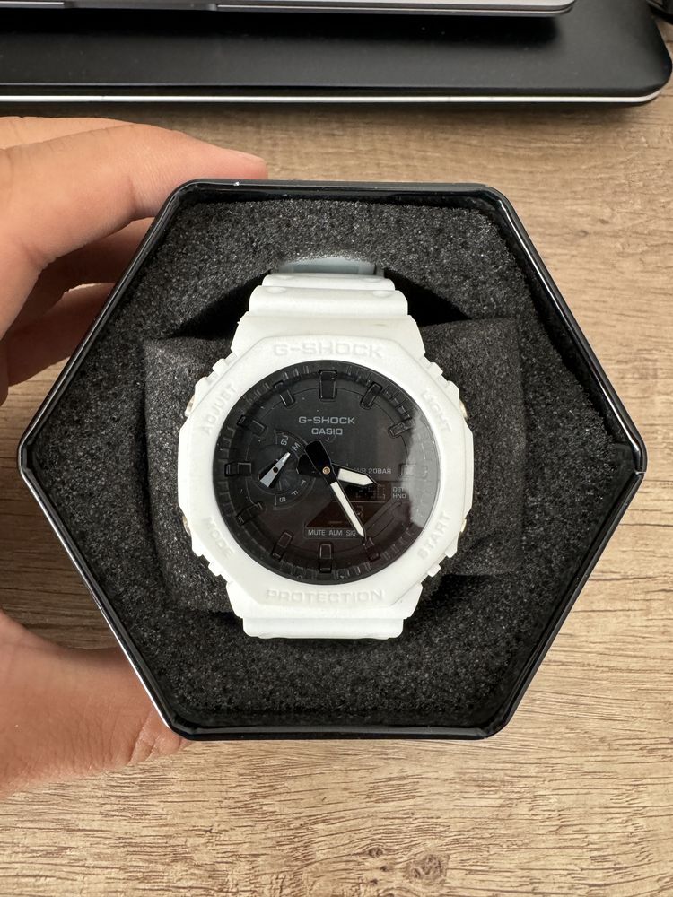 Продаю белые часы G-SHOCK