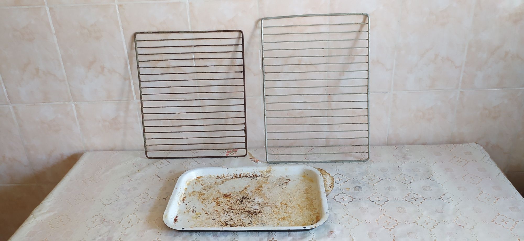 Продам противень эмалированный  то , решётки 2 шт.