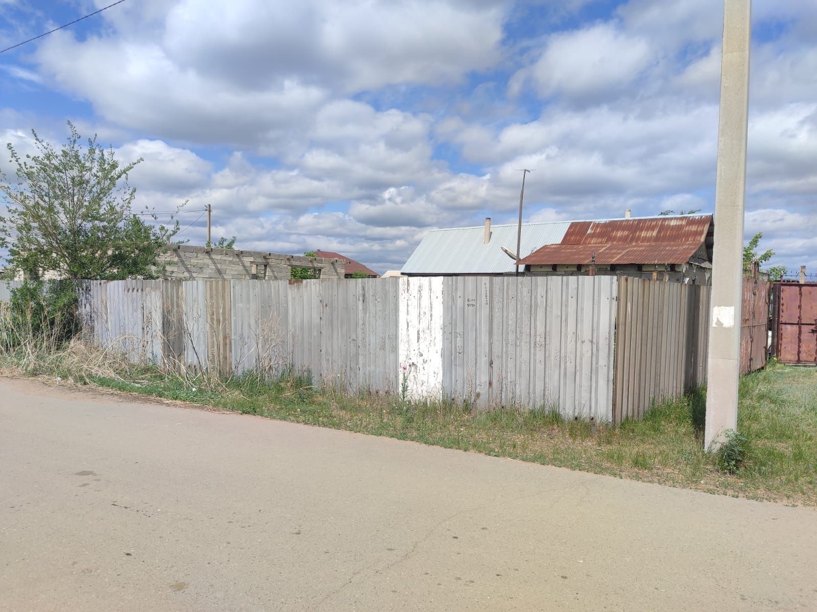 Участок с недостроенным домом