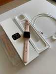 Продаю apple watch se розового цвета ремень/часы золотистого.Б/у