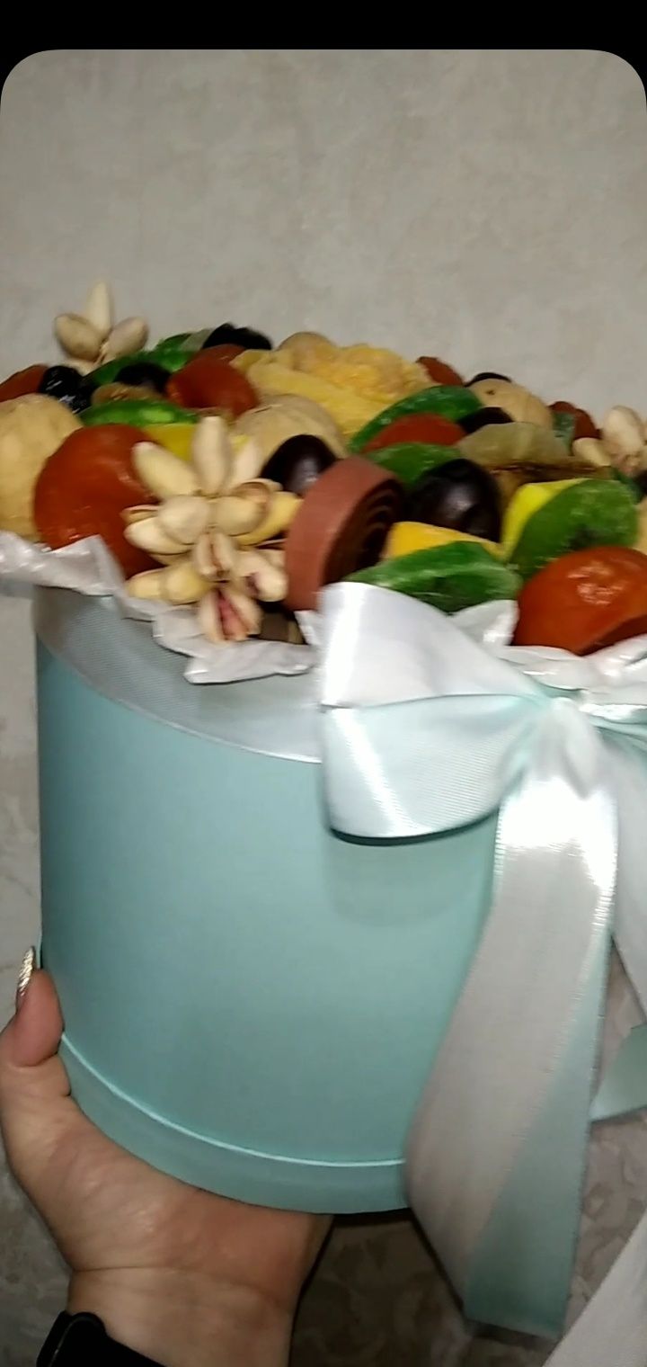 Композиция из сухофруктов и орехов.