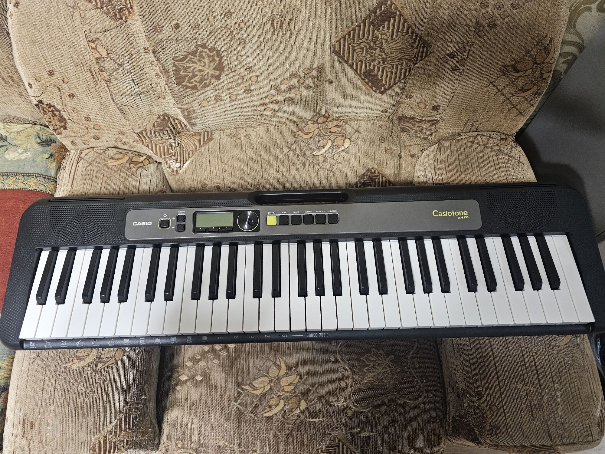 Синтезатор CASIO LK- S250
