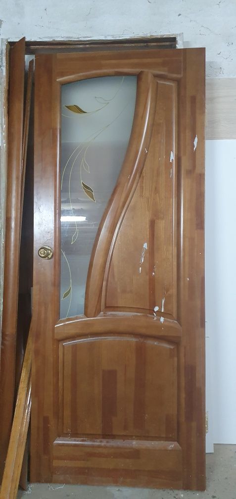 Продам деревянные двери б у с коробкой с ручкой и навесами