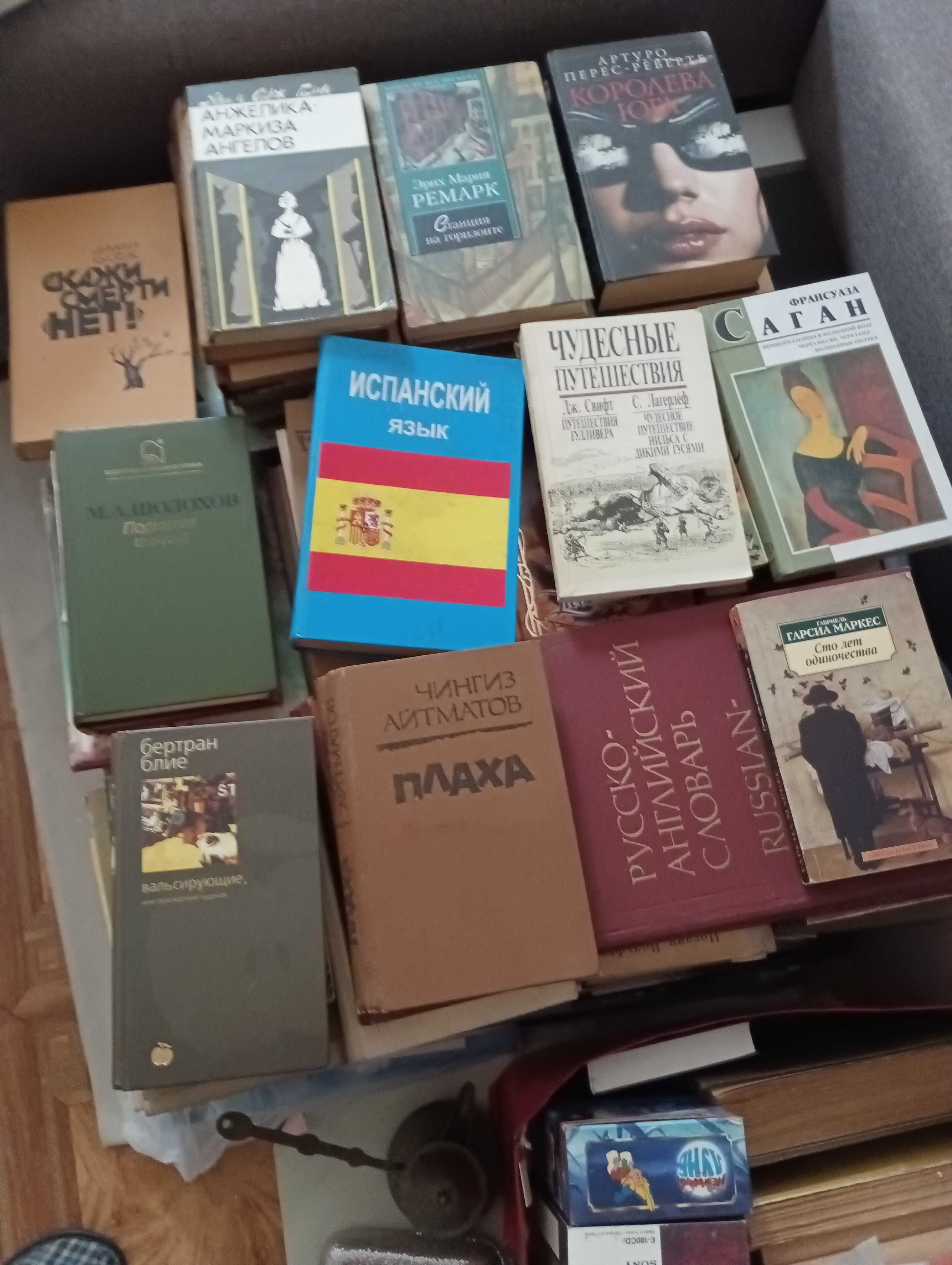 Продам бумагу копировальную , счеты конторские