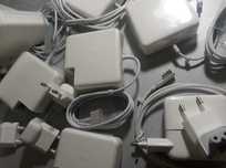 на MACBOOK зарядка, блок питания