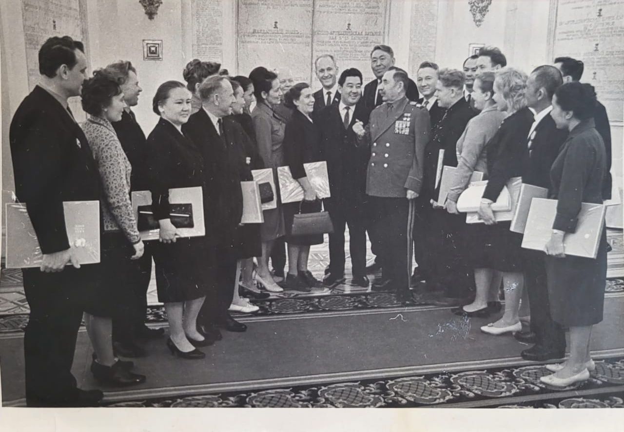 Делегаты Казахстана с маршалом Советского союза С.М. Будённым 1966г.