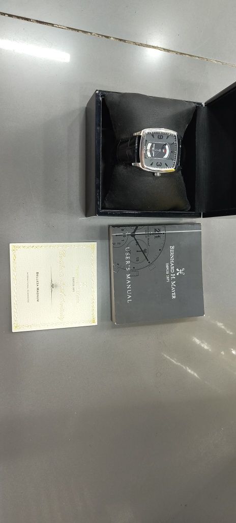 Швейцарские часы Bernhard H. Mayer с функцией GMT