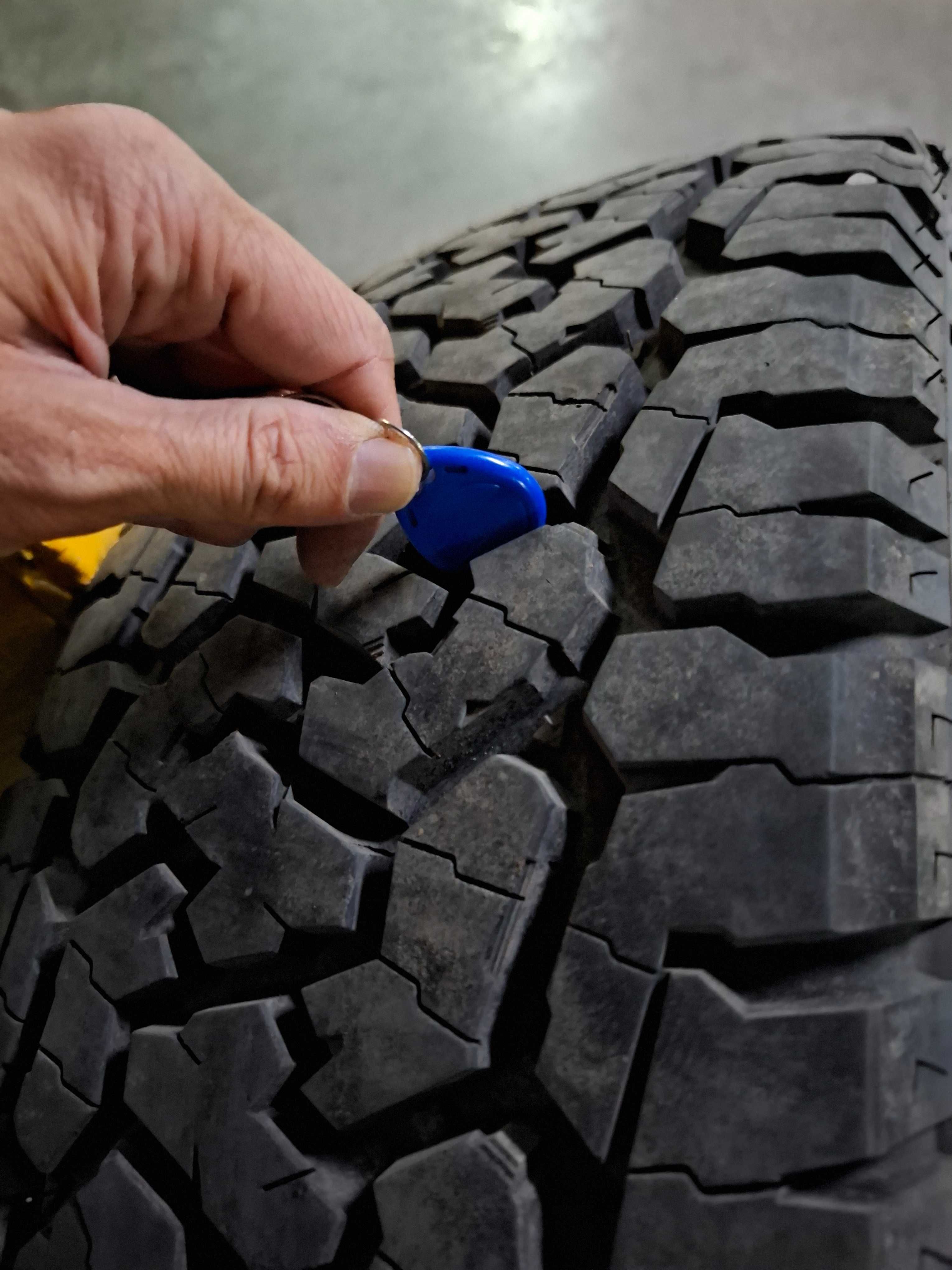 Комплект всесезонных шин Comforser CF1100 A/T 235/55 R19 111S