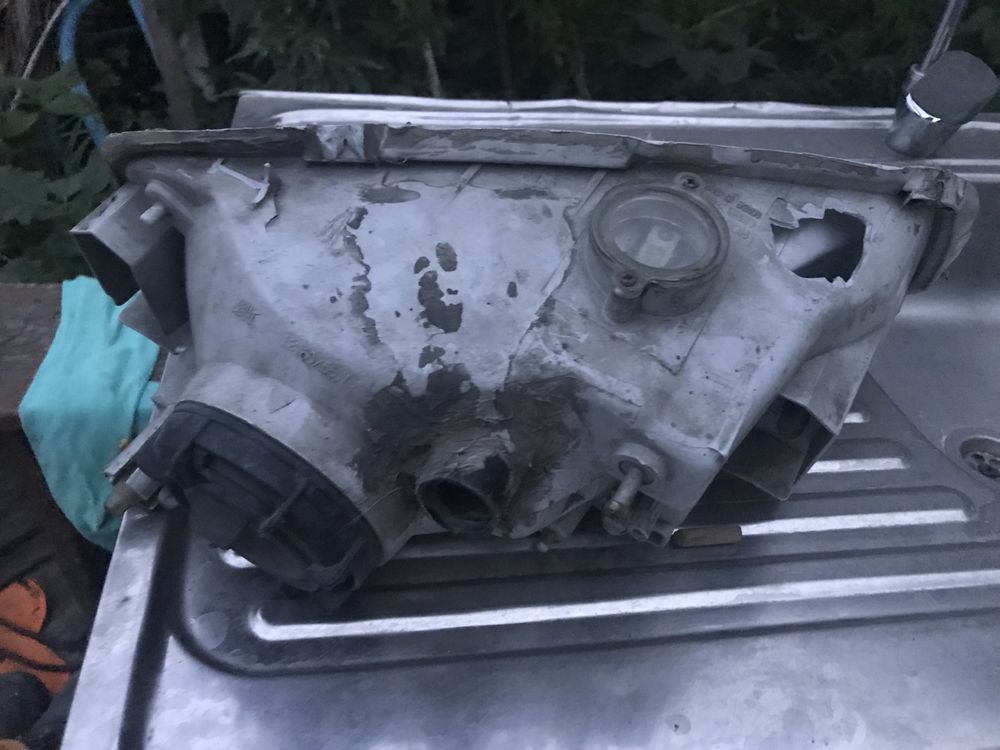 Продам фару Rav-4
