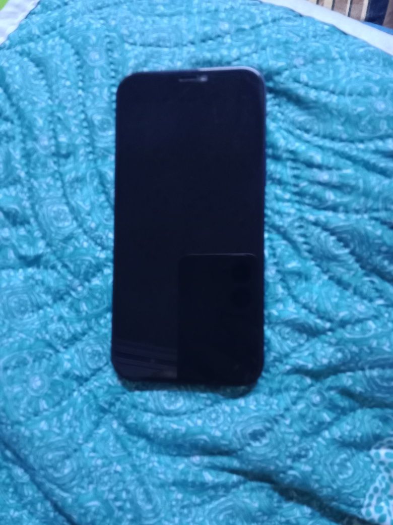 iPhone 12 в хорошем состоянии