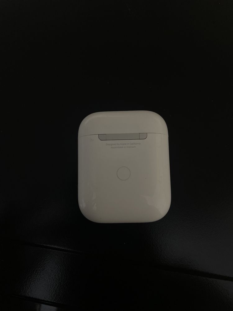 Продам кейс от Эйрподсов Airpods 2.2 версия