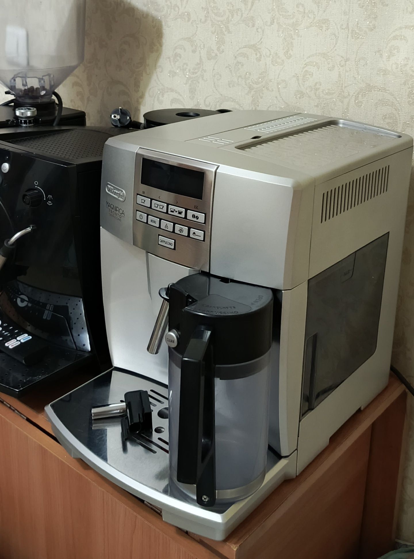 Автоматическая кофемашина Delonghi