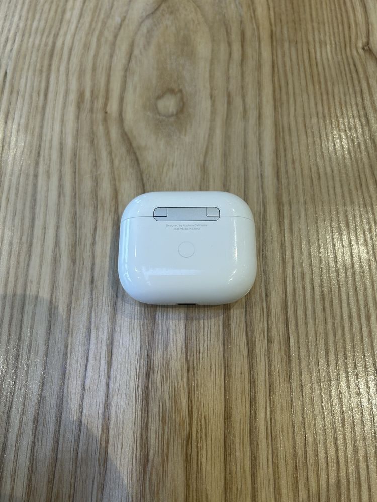 Продам оригинальный зарядный кейс от AirPods 3