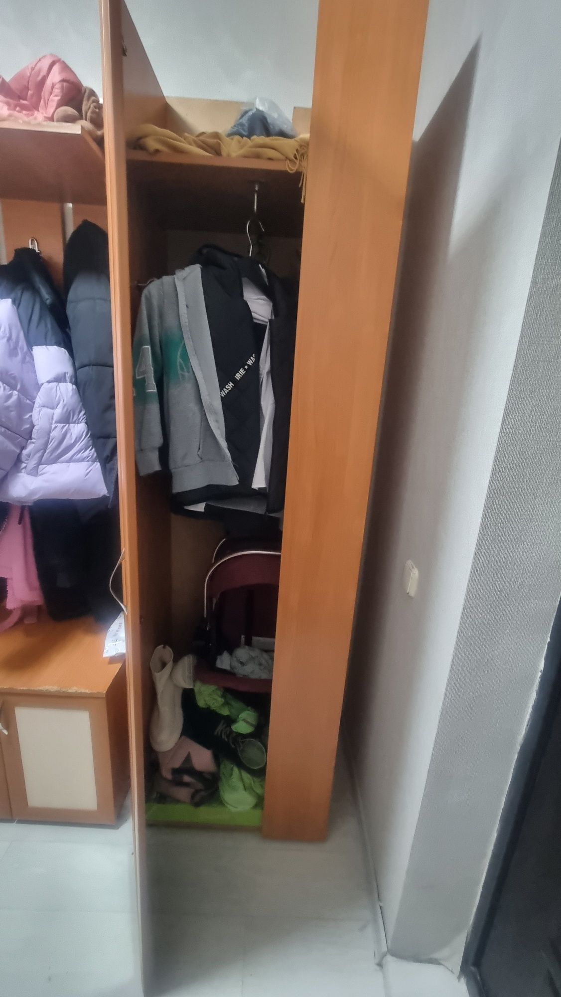 Срочно продам шкаф в прихожую