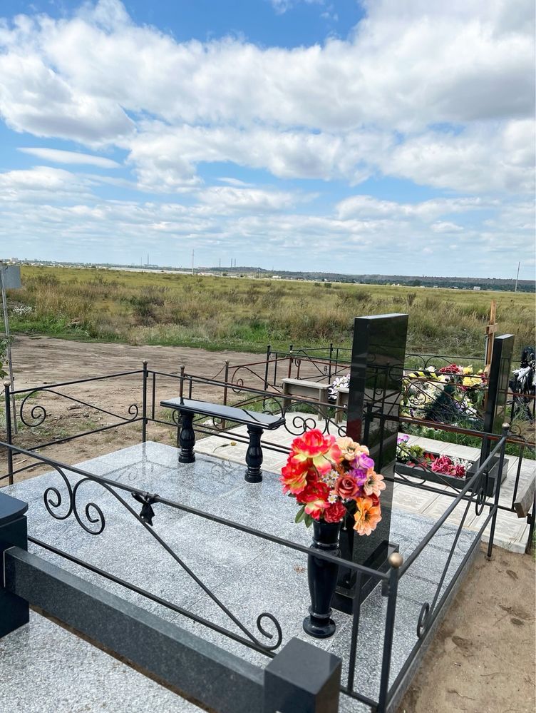 Благоустройство могил, укладка плитки, ограды