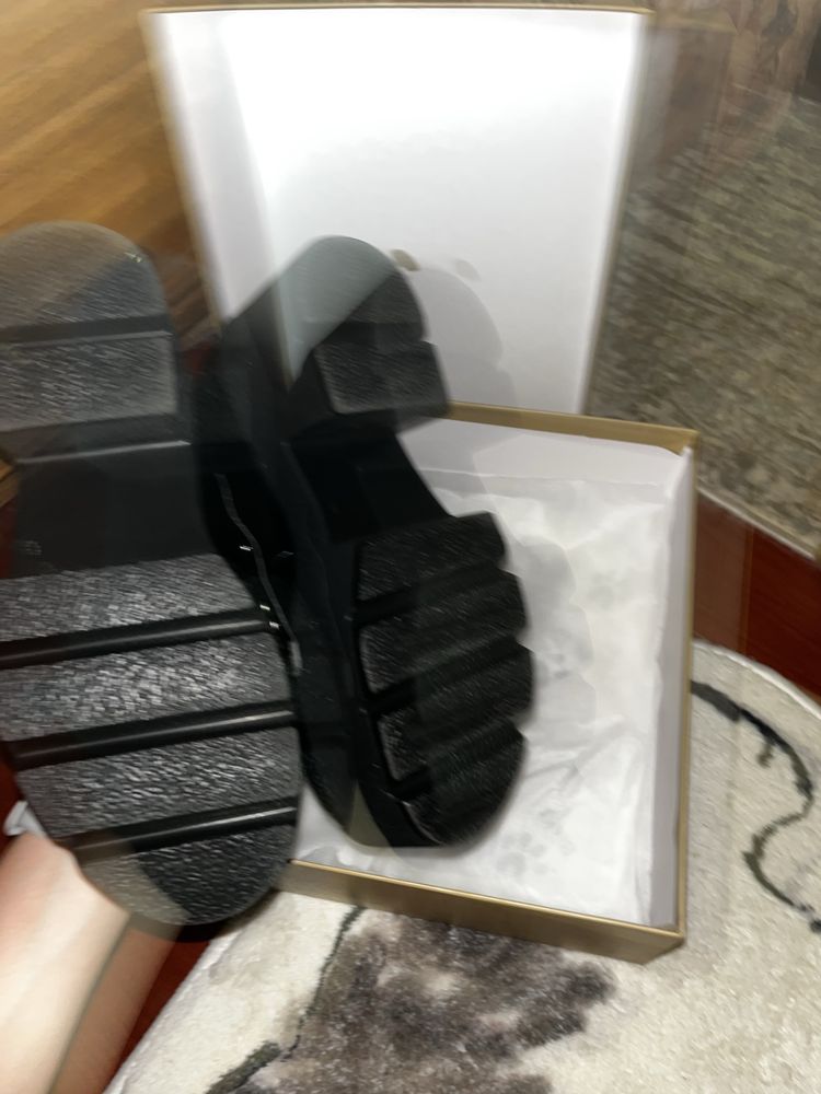 Продам красивые лакированные туфли