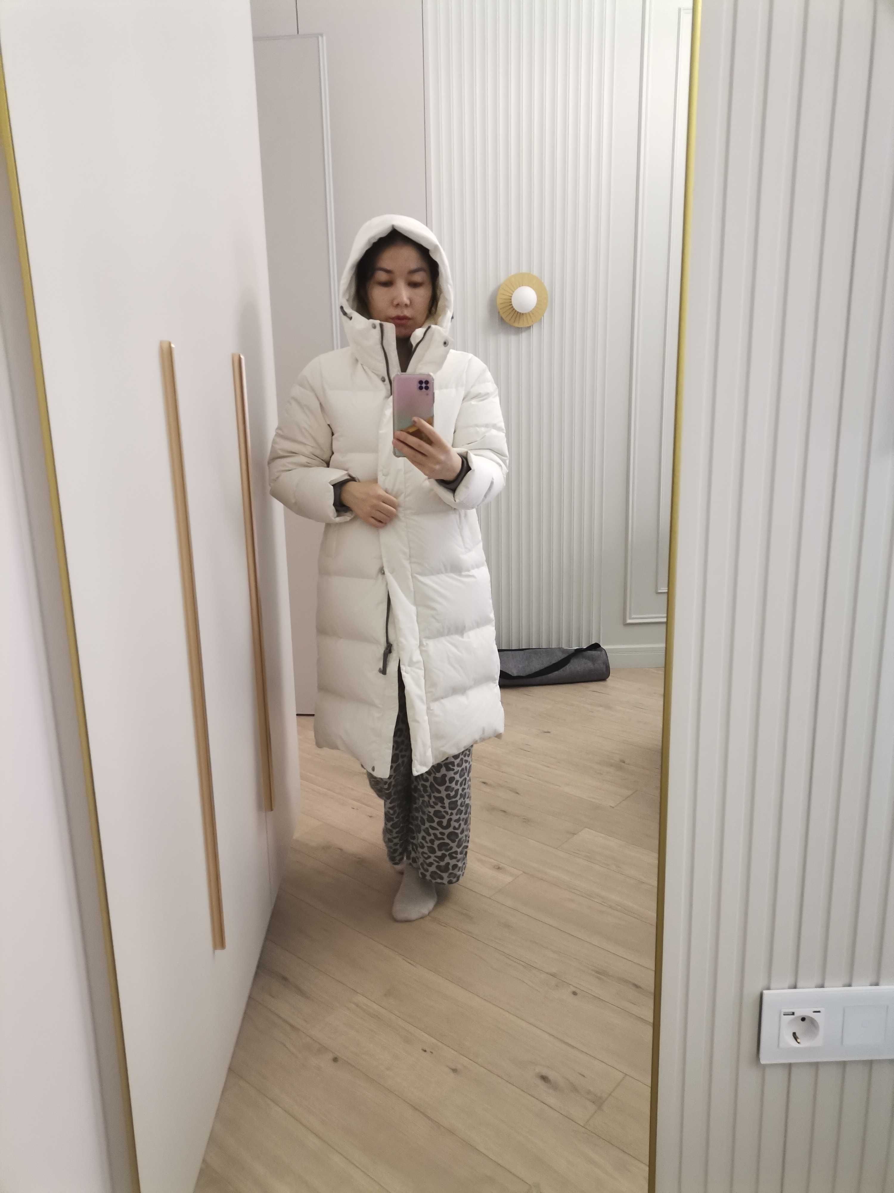 Продам пуховик женский белый от корейского бренда