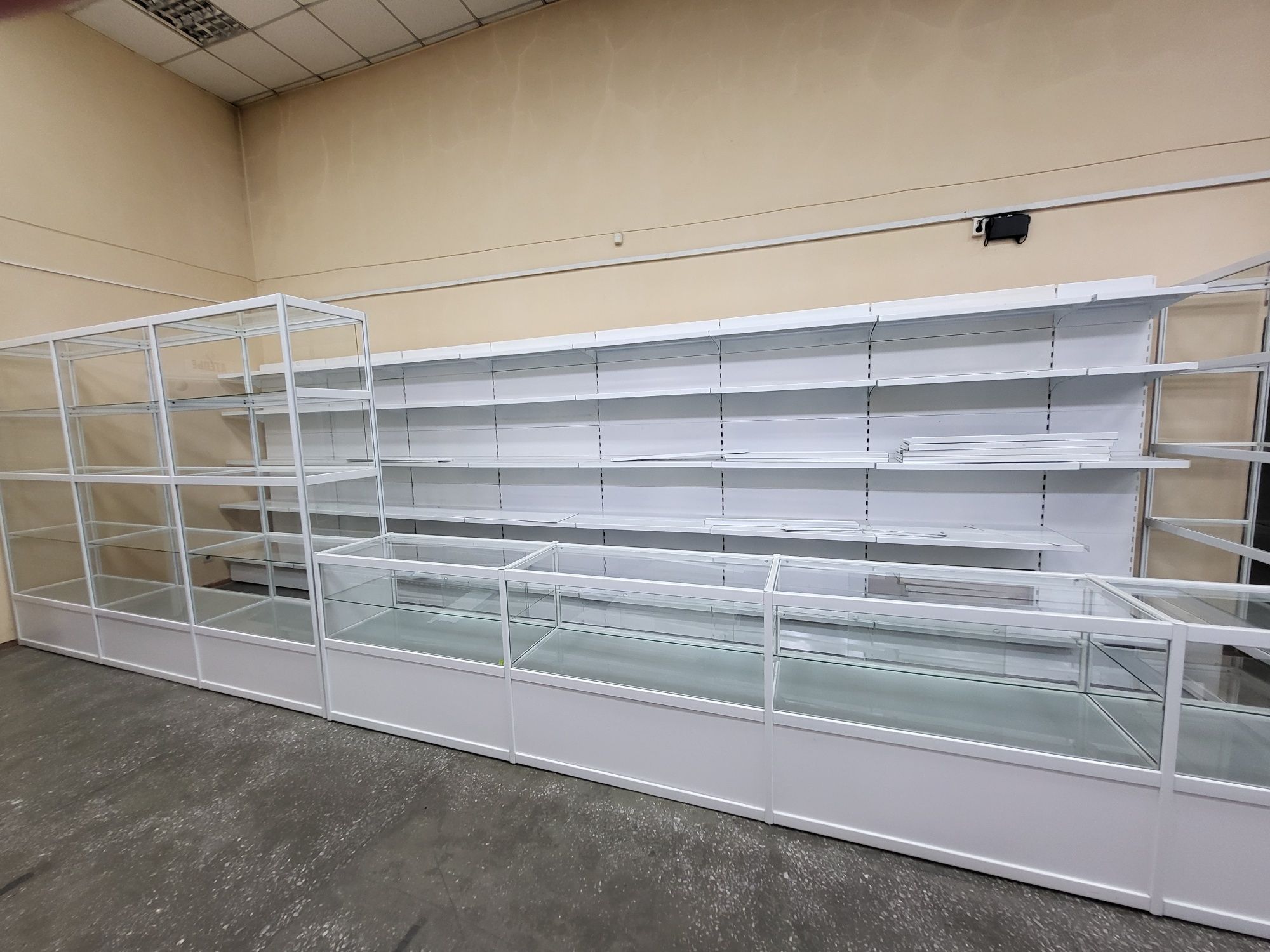 Сдам в аренду торговые площади с оборудованием в магазине Оазис.