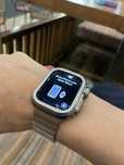 Apple watch 7, 45 mm. Зарядка хватает на 1,5 сутки. Есть 3 ремешка.