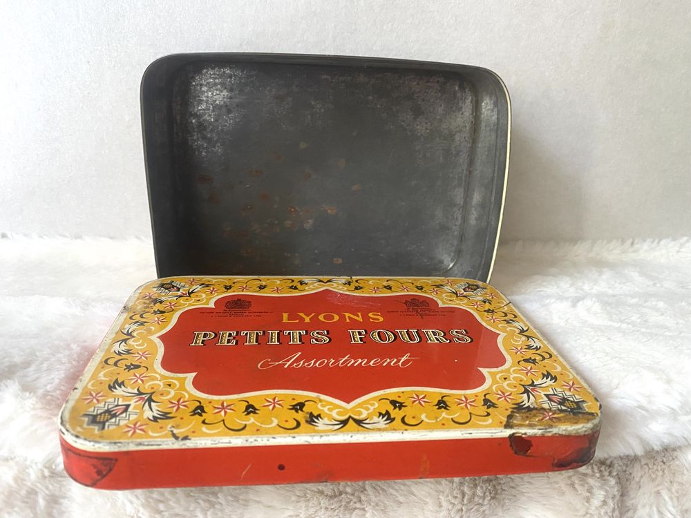 Винтажная жестяная банка  50-х годов Lyons Petits Fours  Англия