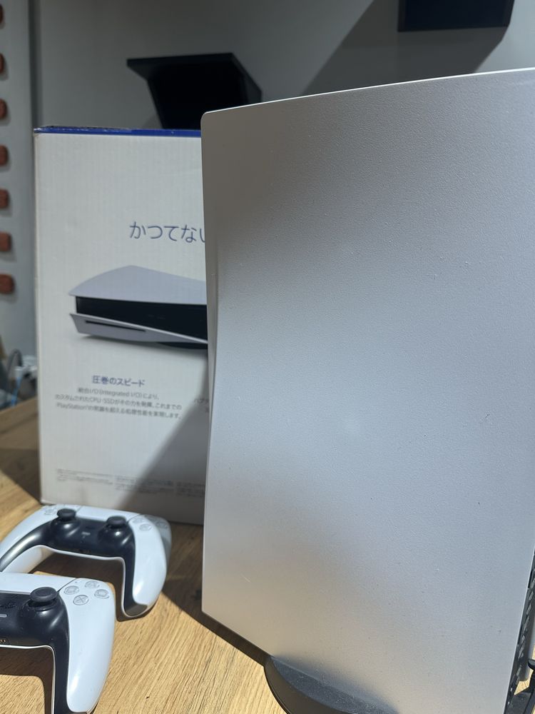 Продается PlayStation 5 с зарядкой для джойстиков